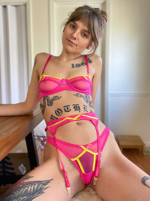 Excited to see some of you at AVN! Planning my outfits 😈 https://t.co/76aAuQx4vf