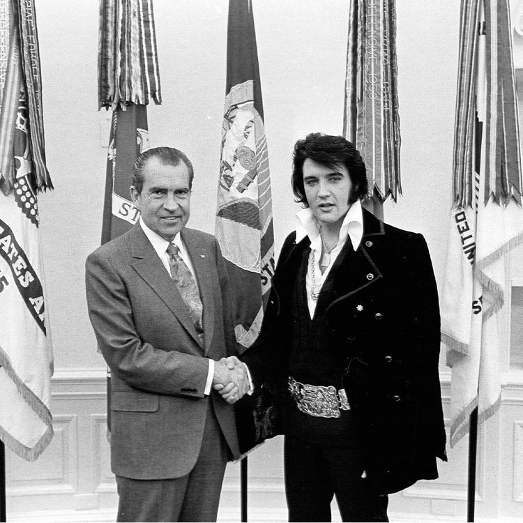 ElvisPresley's tweet photo. On December 21. 1970, Elvis Presley entered the Oval Office in a purple velvet suit, amber sunglasses and a large diamond-encrusted, gold-plated belt buckle. Nixon looked at Elvis and said, “You dress kind of wild, don’t you, son?” 

#ElvisPresley #President #OvalOffice #Nixon https://t.co/5Oxw3eOXEI