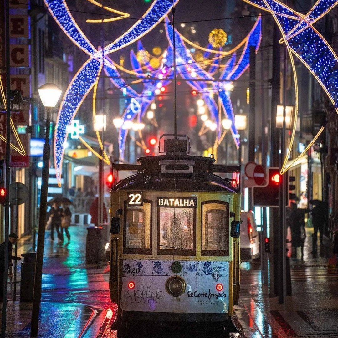 Esta ciudad portuguesa se viste de gala para celebrar la navidad. ¿Sabes qué ciudad es? 🎄