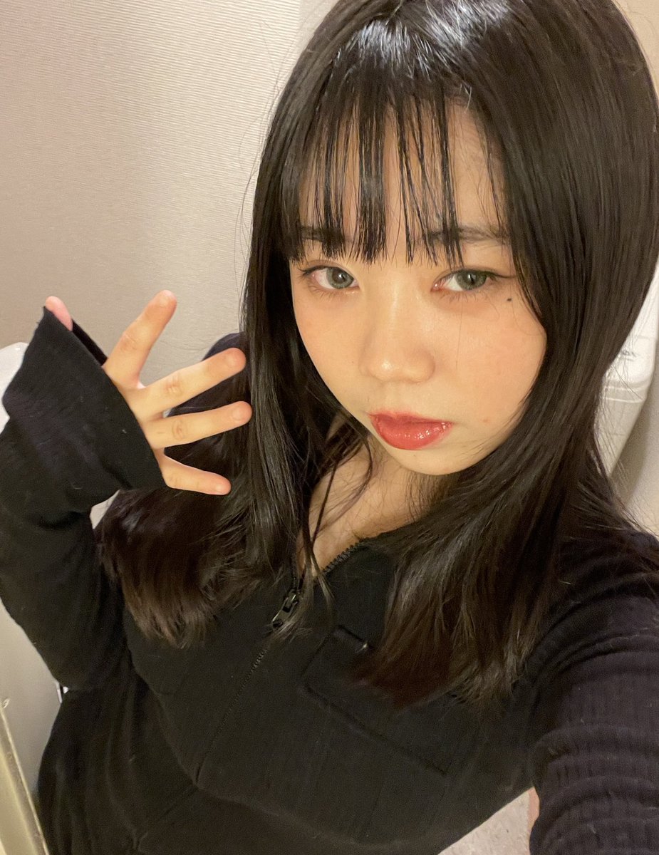 WHYMx2's tweet photo. 人生初前髪💇🏻‍♀️ https://t.co/p77HYYOTgo
