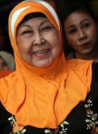 flickmagazine's tweet photo. Aktris Aminah Cendrakasih yang telah membintangi lebih dari 100 film dan banyak dikenal berkat peran legendarisnya sebagai Mak Nyak dalam sinetron ‘Si Doel Anak Sekolahan’ meninggal dunia dalam usia 84 tahun (29 Januari 1938 - 21 Desember 2022). https://t.co/t6YDZ2hbd4