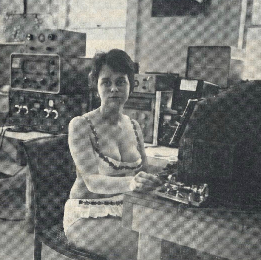 ECrowens's tweet photo. #caption #mom #Captioned #caption #contest #CaptionThis #captions wanted. Give me your best or your worst #bathingsuit #bikini #computer #computerprogrammer #computer_instructor #ComputerVision #computerbox #ITguy https://t.co/QvRoNUj76b