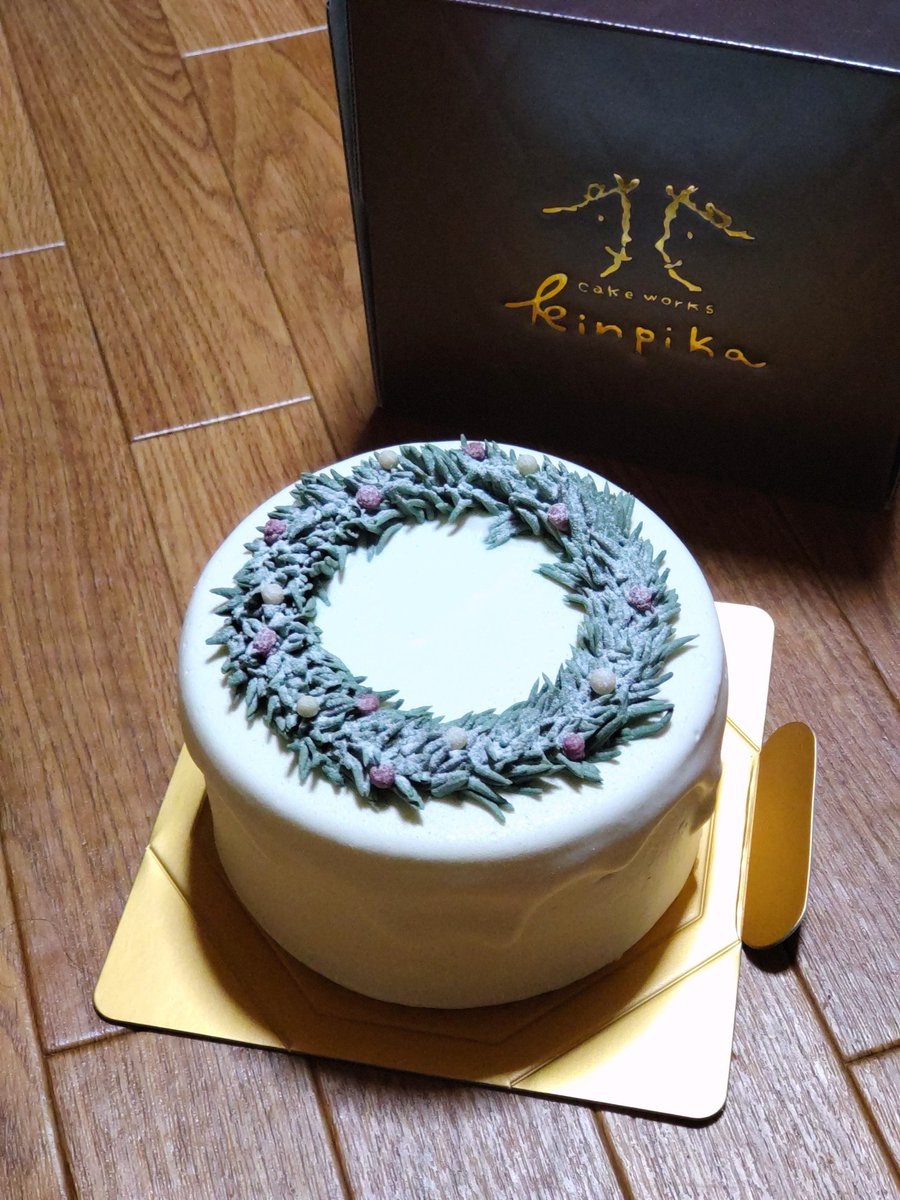 wasabimusume's tweet photo. ひと足早いクリスマスケーキ♬.*゚
目にも美味しい素敵なリースケーキでした♪
#cakeworks kinpika
#クリスマスケーキ
#リースのケーキ
#箱も可愛い
#秒で食した https://t.co/fU9I7HBtXN