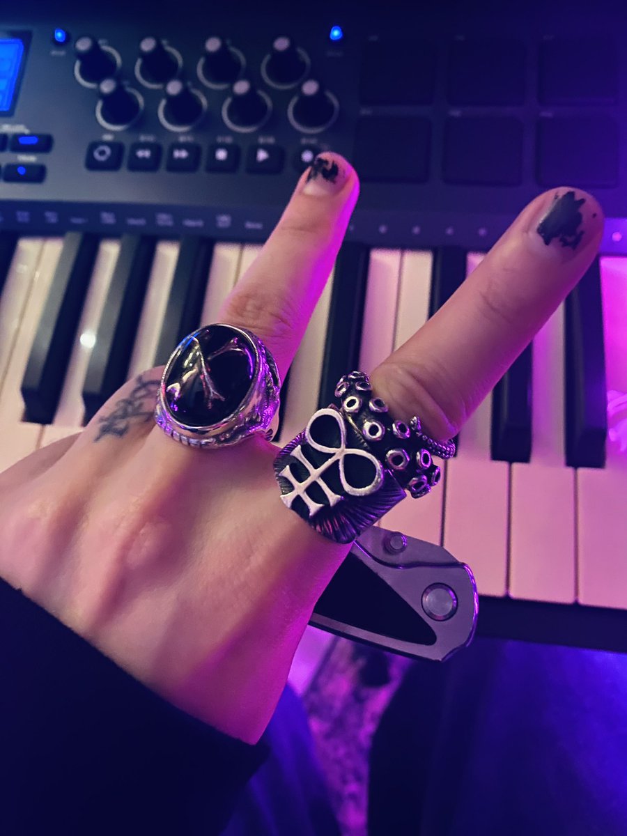 6xt7love's tweet photo. Love from Lisa ❤️🖤
#NewRing
#Alexstreeter
#madaraningen https://t.co/fAUx6UYLm2