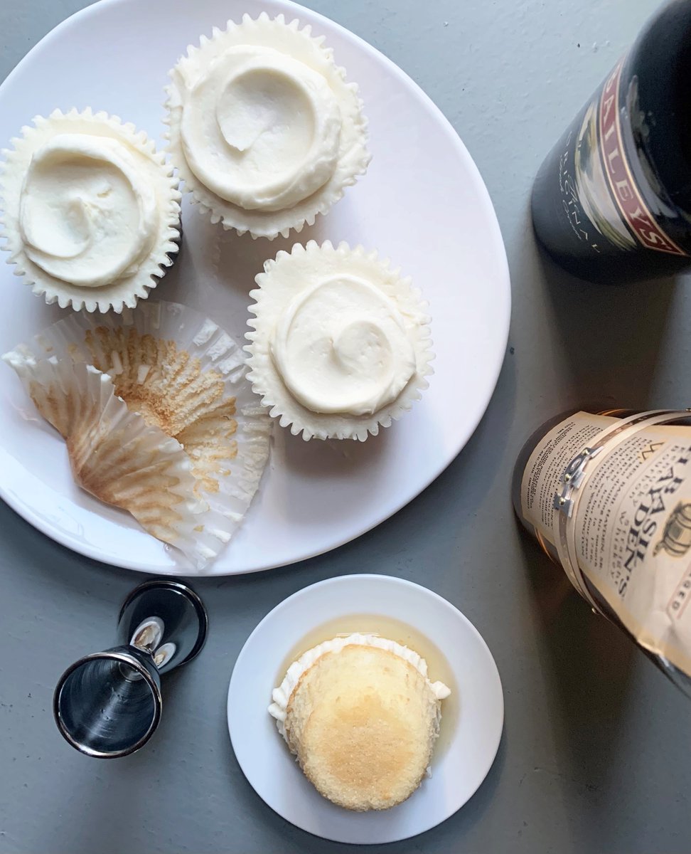 Be the hero of your holiday gatherings - Bring the Boozy Cupcakes! 🧁🥂 Just pick up some of our cupcakes and soak them in your favorite booze! 

#homefortheholidays #boozycupcakes #cupcakes