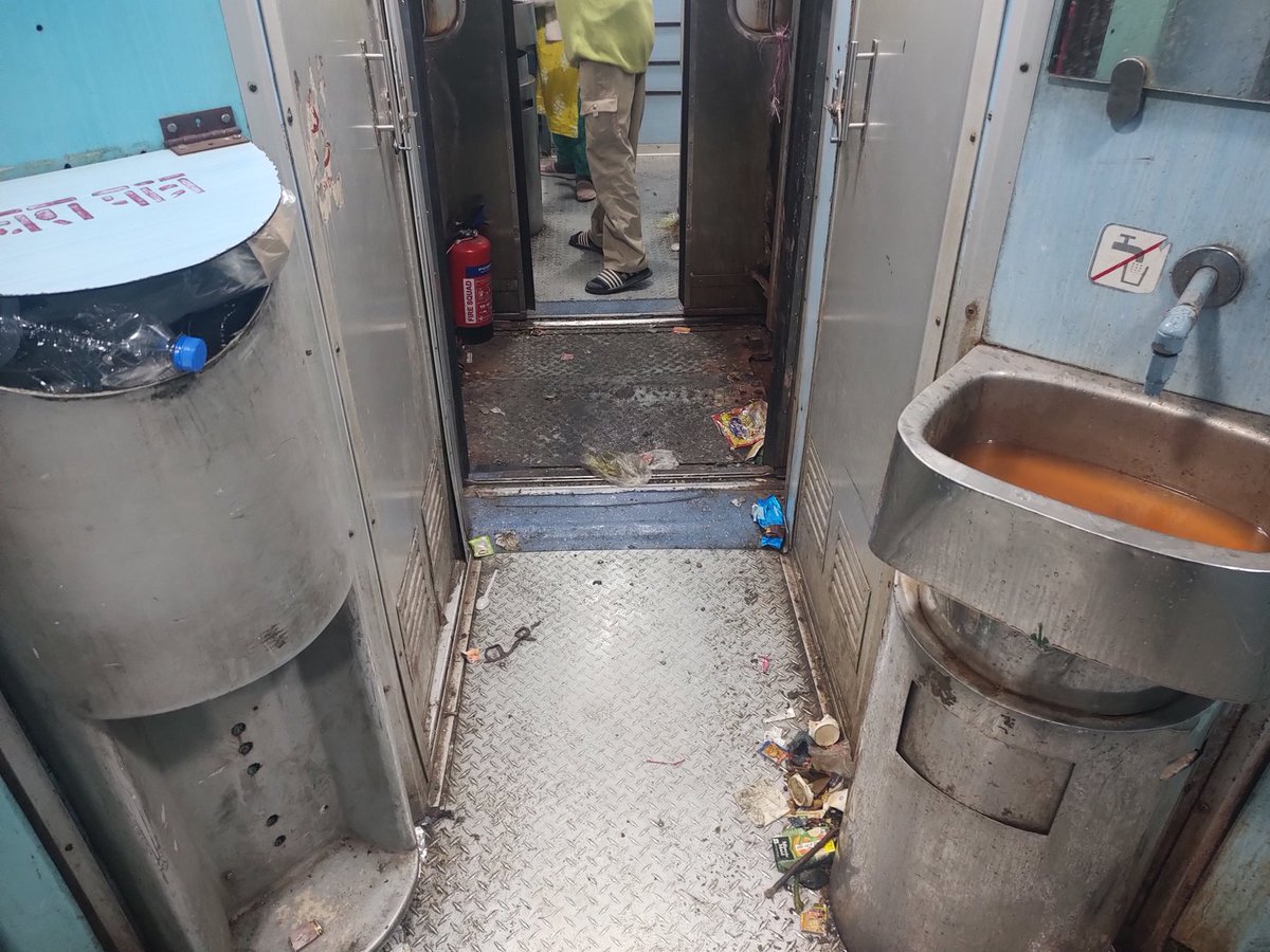 MitadruR's tweet photo. This is the condition of toilets in Tripura Sundari S7. Kindly clean PNR:- 2832901109 https://t.co/efXgRwu1XA