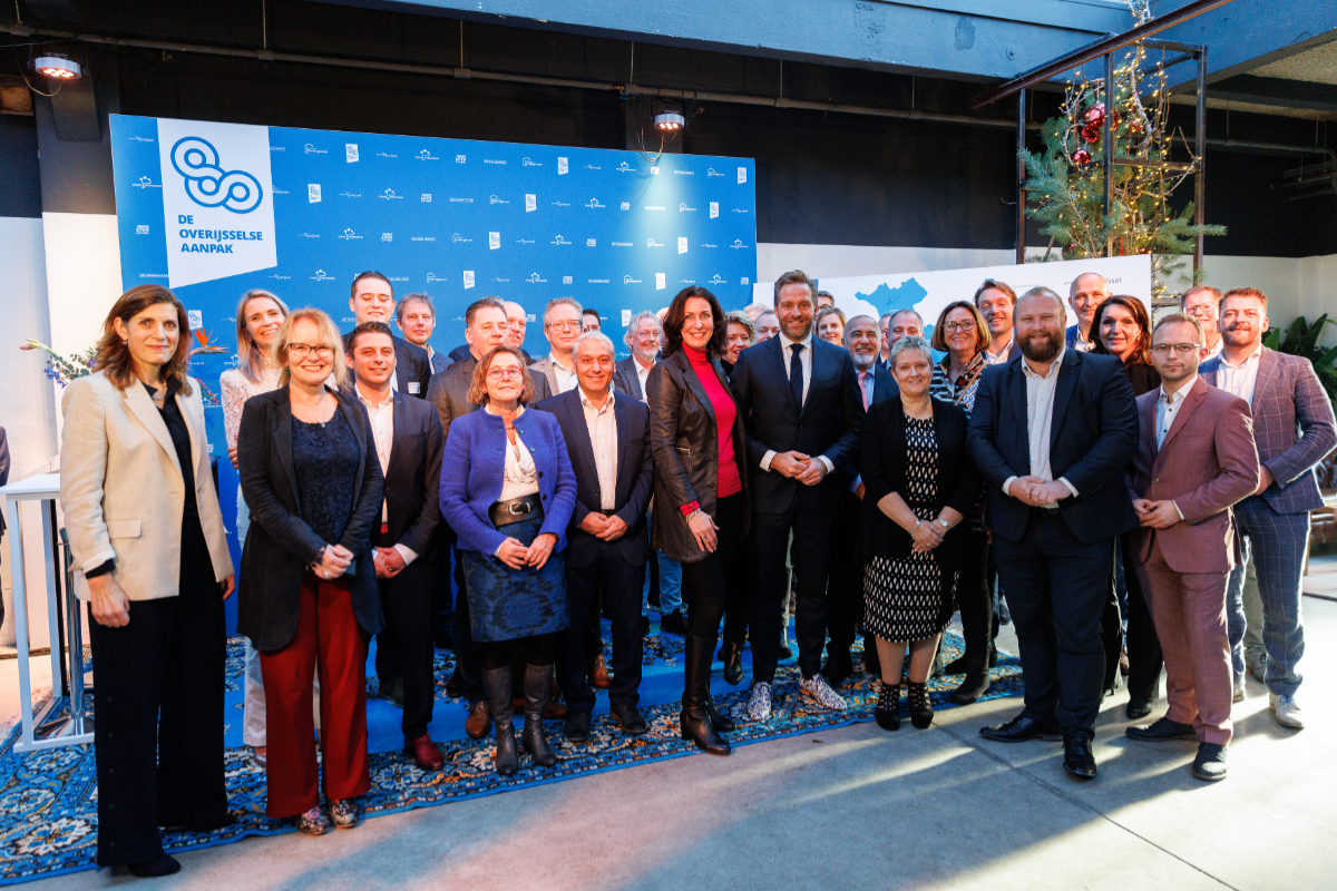 Overijssel tekent vandaag als eerste provincie de regionale woondeals. Gedeputeerde <a href="/MoniquevanHaaf/">Monique van Haaf</a> tekent samen met minister @HugodeJonge, gemeenten, woningbouwcorporaties en marktpartijen.

#ondernemendoverijssel #deoverijsselseaanpak #woonkeuken #gebiedsontwikkeling