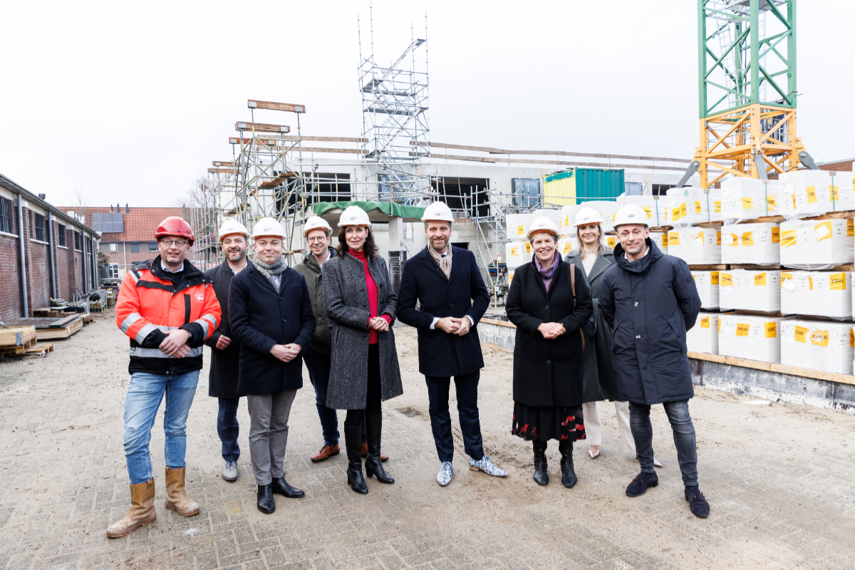 ProvOverijssel's tweet photo. Overijssel tekent vandaag als eerste provincie de regionale woondeals. Gedeputeerde @MoniquevanHaaf tekent samen met minister @HugodeJonge, gemeenten, woningbouwcorporaties en marktpartijen.

#ondernemendoverijssel #deoverijsselseaanpak #woonkeuken #gebiedsontwikkeling https://t.co/M0vRY1WUJF