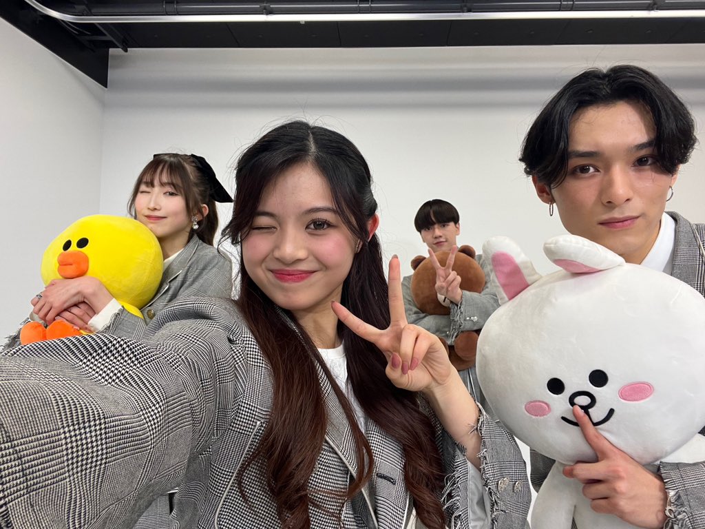 LOVEONE_staff's tweet photo. ／
LINE LIVE『だんぜん!!NEO』
生放送ありがとうございました！
＼

共演者のみなさま温かく、2022年振り返りトークとゲーム、楽しませていただきました🗣️💫

「ファミカラ」ではイーチが歌わせていただきました🎙🎵

#しずる さん
#CUBERS さん 
#さくらしめじ さん
#ONELOVEONEHEART https://t.co/AGBhVugEtV