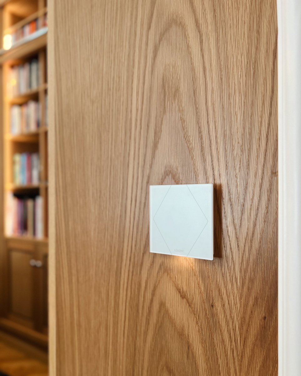 ohmsonline's tweet photo. One of the rooms in our recently finished project in Cheltenham - automated blinds, speakers &amp; lighting all controlled by @Loxone. Lighting design by @brightboxuk.

#loxone #smarthome #automation https://t.co/iBhwZEbVyL
