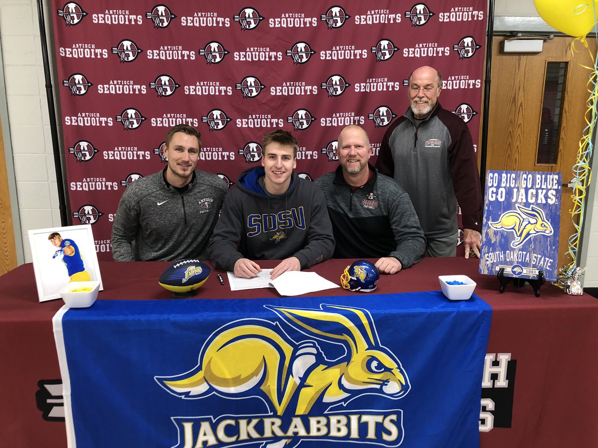 SequoitFootball's tweet image. Congrats @JoeyNeumann13 on doing everything it took to get to the next level! #grades #weightdeck #multiplesports @GoJacksFB is getting a great player and better person! Antioch is proud of you! 🏈 @Sequoits @AntiochVikings @SequoitSports @SequoitHoops