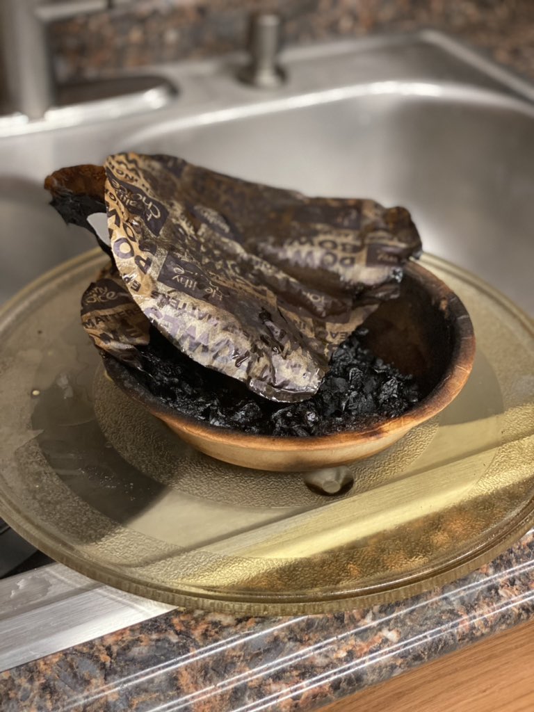 andrewnrobison's tweet photo. I don’t often brag about my cooking skills, but yesterdays microwave dinner was 🔥🔥🔥

#flameous #expirationdatesmatter https://t.co/pgKbDNfNfl