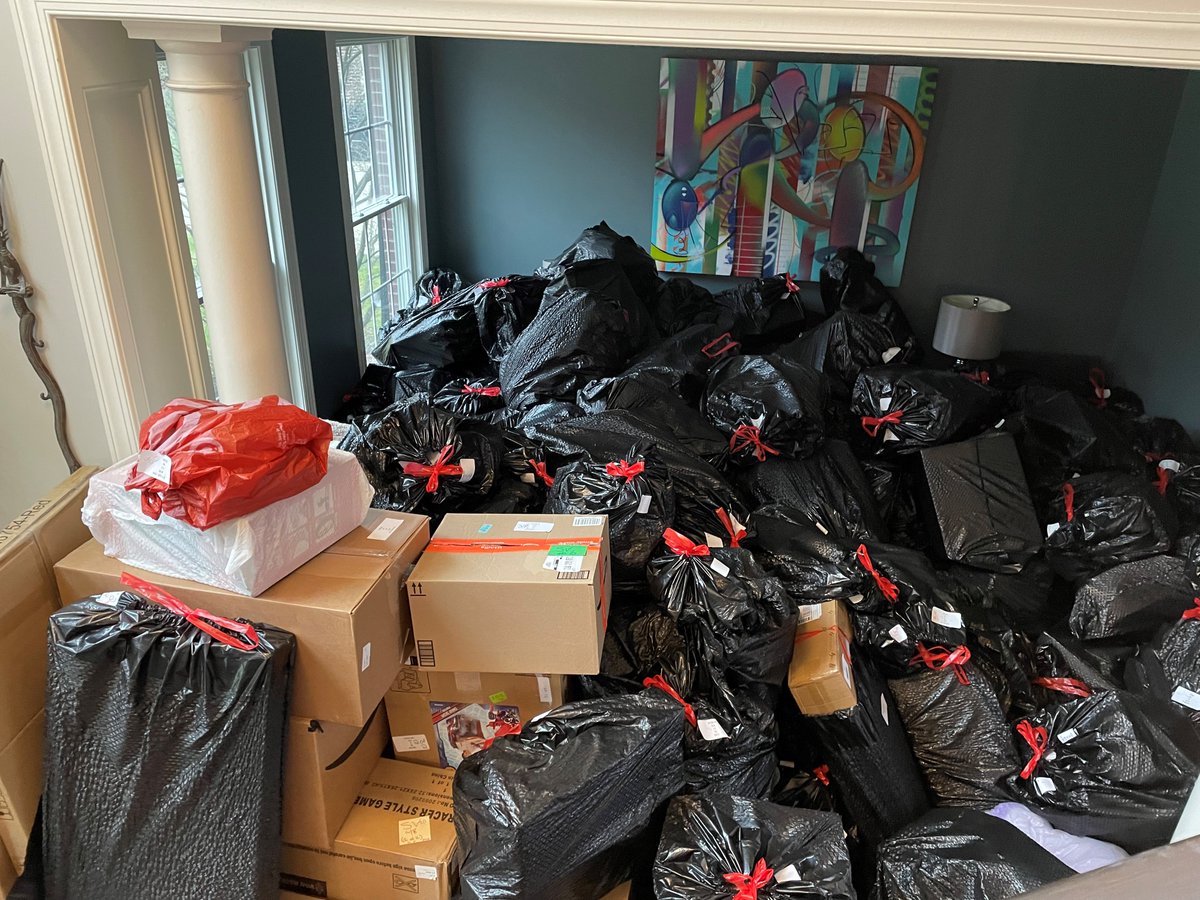 SVSDFoundation's tweet photo. Thank you Neighbors for Neighbors for bringing so much joy to SV this holiday season. This tremendous local organization fulfilled wish lists of over 220 students! Also, thank you to General Rental Center for providing the "sleigh" that transported the gifts! #SVCommunity https://t.co/AIsPHrJ2va