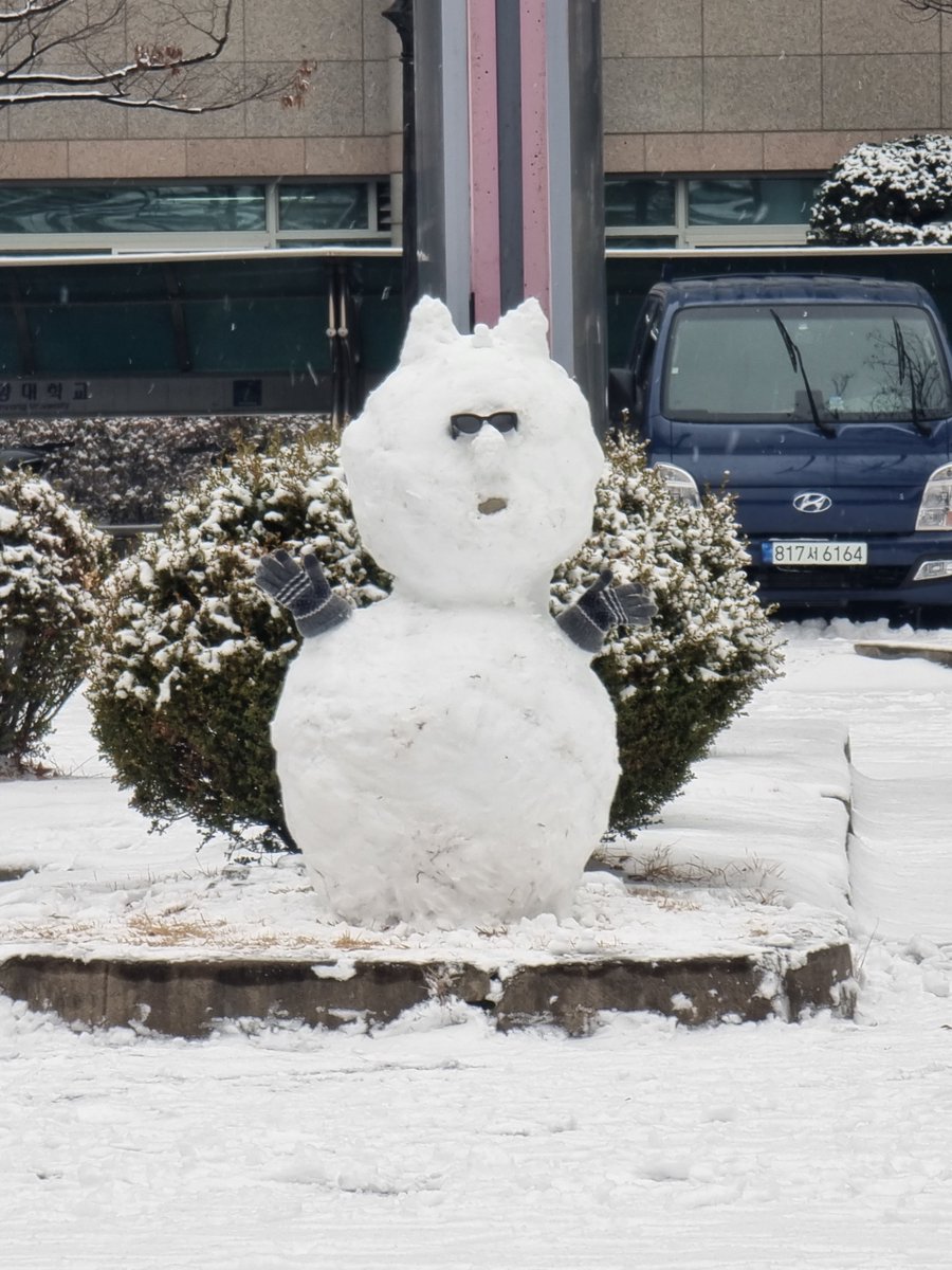 IamCalmy's tweet photo. Snow spreading fun
#snowfall #Snowman #Snowducks #Seoul #Nature #NaturePhotography #MobilePhotography https://t.co/djB7HNtHph