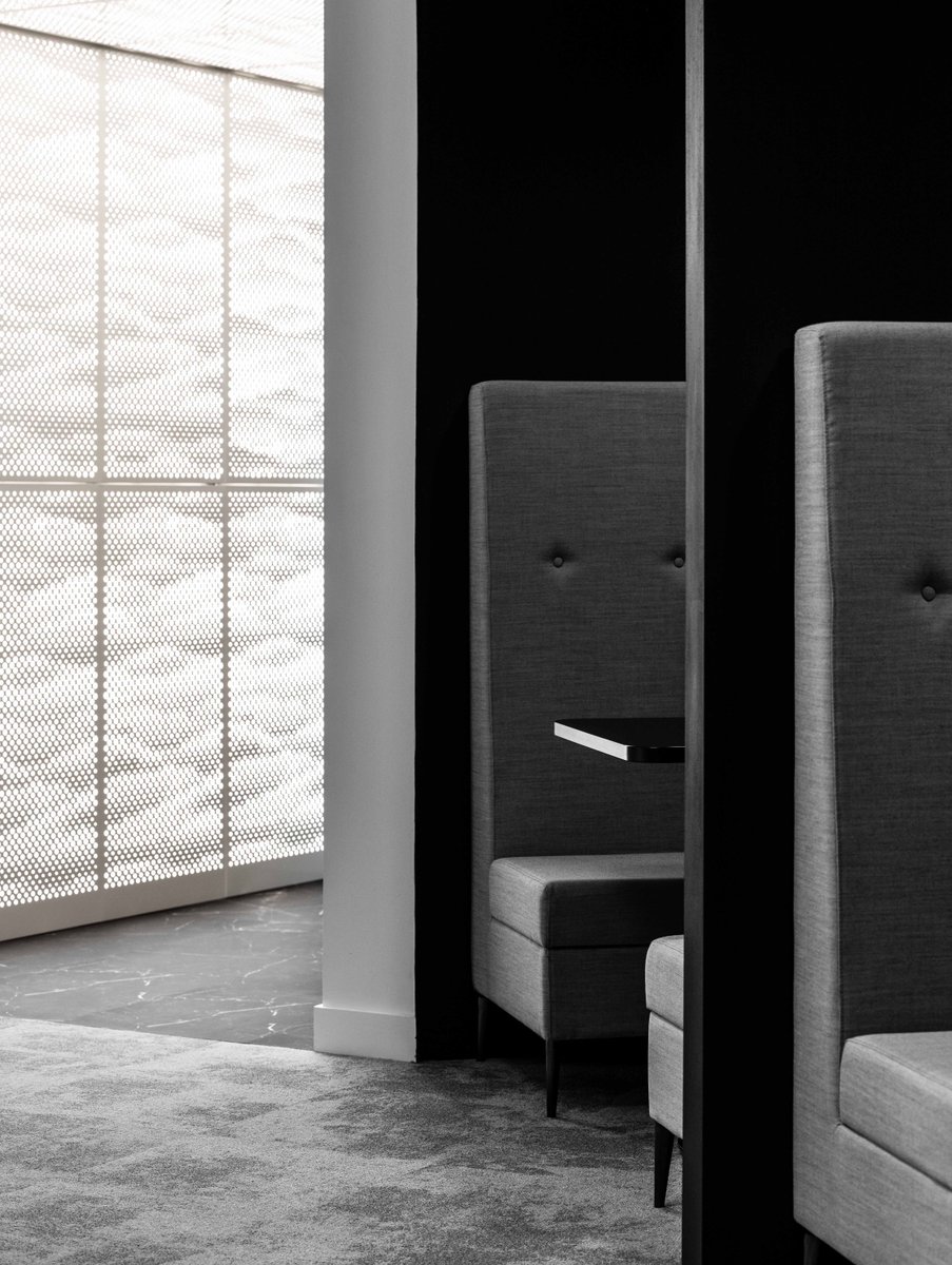 Workplace journey through <a href="/CAPSTICKSLLP/">Capsticks</a> Birmingham HQ ➡️

Members of the firm travel through an illuminated tunnel wrapped with bespoke light boxes made with laser cut aluminium.

#officedesign #interiordesign #workplacedesign #birminghamoffice