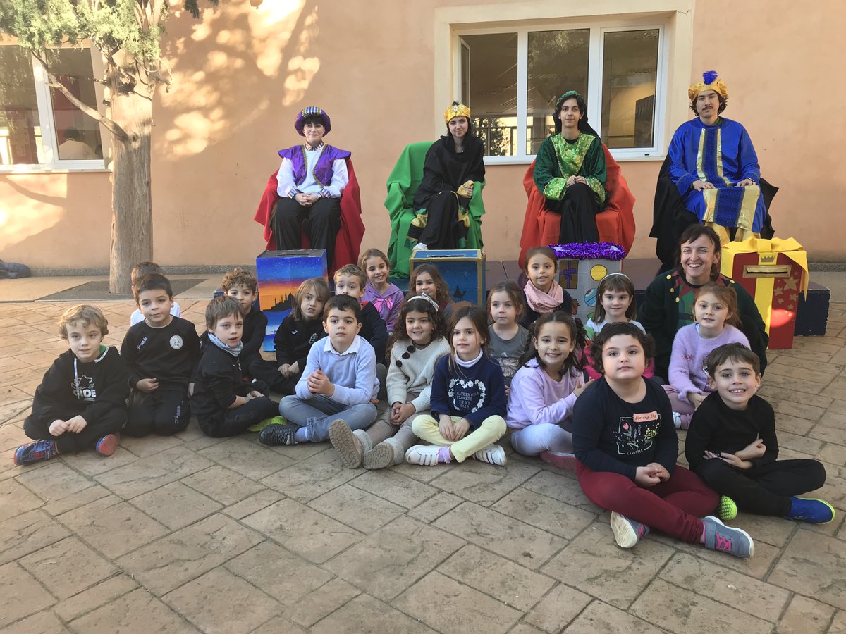 CIDEcooperativa's tweet photo. Els nins i nines d'infantil han rebut la visita dels patges reials aquesta tarda i a més han berenat una xocolata calenta amb ensaïmada. Quina sort! @CooperativaCIDE #patgesreials #Nadal https://t.co/C7e4VWDzB7