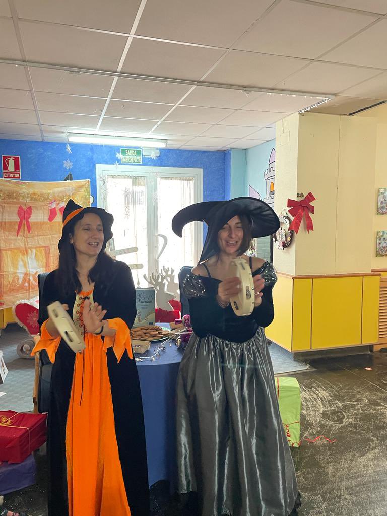 ei_olivos's tweet photo. Están siendo unas semanas muy ajetreadas.  El viernes Pasado las Brujas Marita y Maruja nos contaron “La Magia de la Navidad”. Nos encantan las mañanas de cuento…. https://t.co/LV3Hmdk7OM