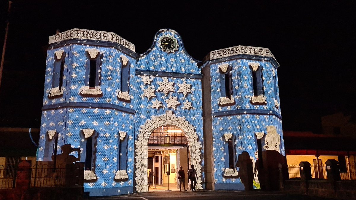 MattM_78's tweet photo. Out for dinner with the folks in Fremantle &amp; drove past #FremantlePrison to check out their Christmas projections on the outside. Pretty amazed at all the various animations &amp; colours
#christmas #christmasprojections #projections #freoprison #fremantle
@VisitFremantle @tweetperth https://t.co/GWBUfs1Pjj