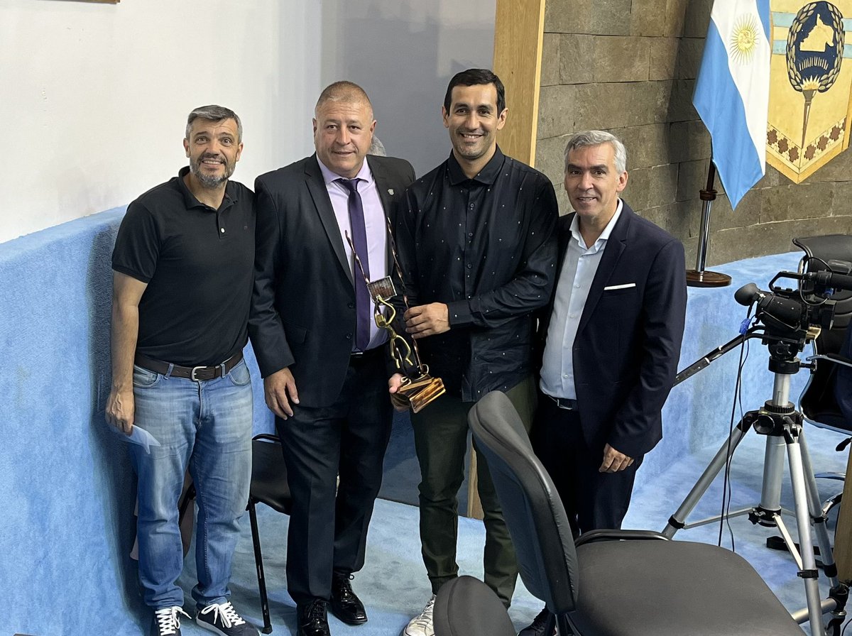 FacundoM_Lopez's tweet photo. Hoy en @legislaturaRN declaramos Personalidad Destacada al querido @PedroFranco_10 en reconocimiento a sus méritos, valores y permanente aporte en el ámbito deportivo del básquet.

Un gran orgullo, no solo por su trayectoria deportiva sino fundamentalmente por su calidad humana. https://t.co/WpNkBaZpmH