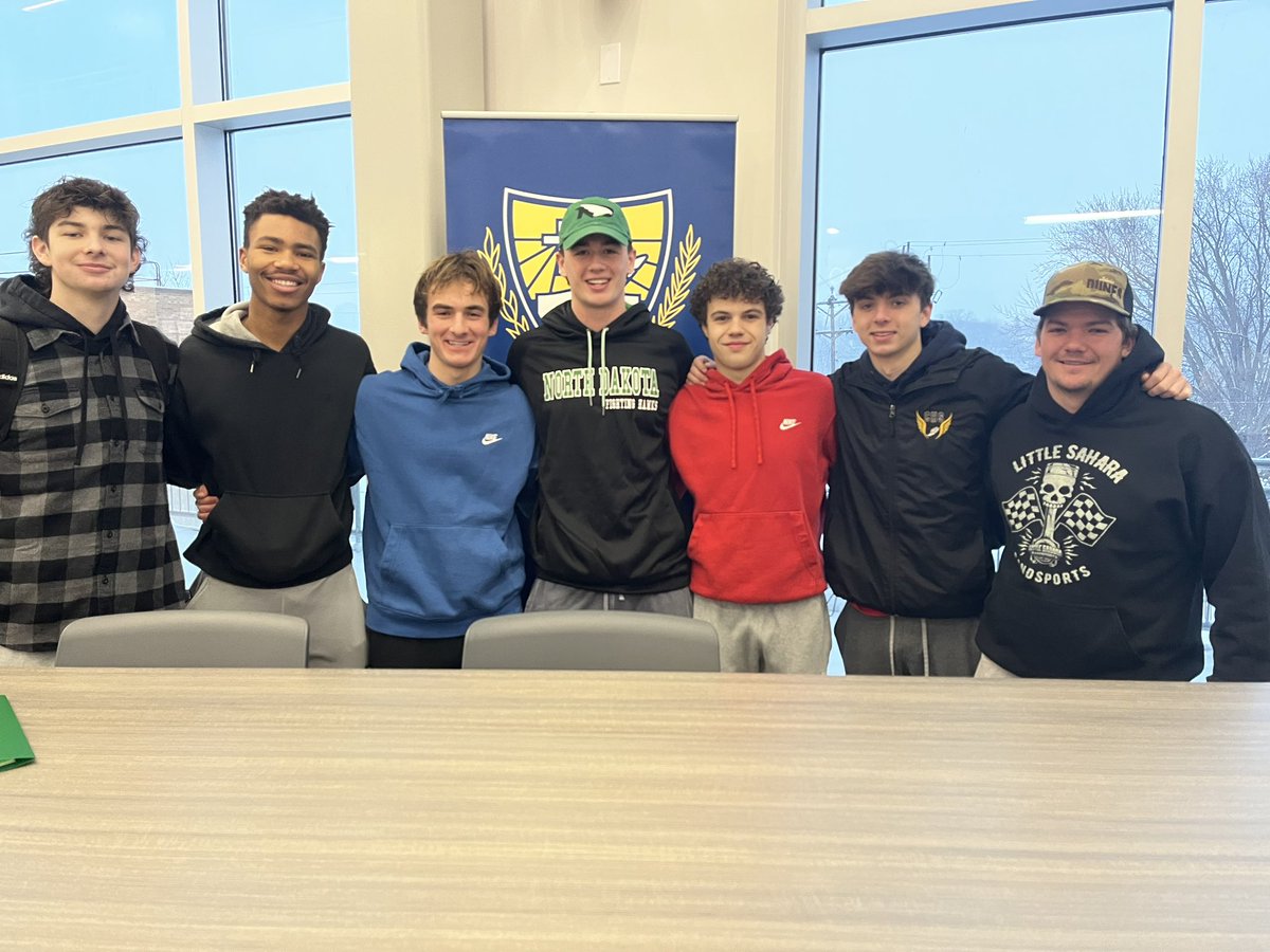 It’s official <a href="/KellenKinzer/">Kellen Kinzer</a> is now a <a href="/UNDfootball/">North Dakota Football</a> 💚🖤🏈