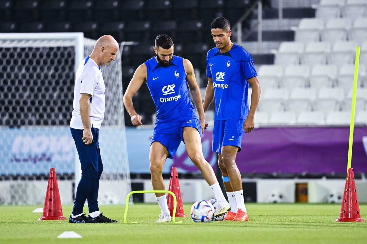 LosMadridistas_'s tweet photo. Le soir de sa blessure, Deschamps et Franck Le Gall sont allé voir Benzema dans sa chambre. Le médecin français dit : "Je suis désolé Karim, mais tu dois partir." Deschamps assiste à la scène dans le silence. @diarioas https://t.co/cm1ekLr8ti