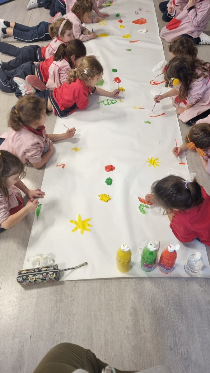 ElValle_III's tweet photo. Nos divertimos pintando con #pinceles 🖌️👩‍🎨
#ColegiosElValle #3INFA #Plástica #Creatividad #ElValle https://t.co/dICDGy1CPb