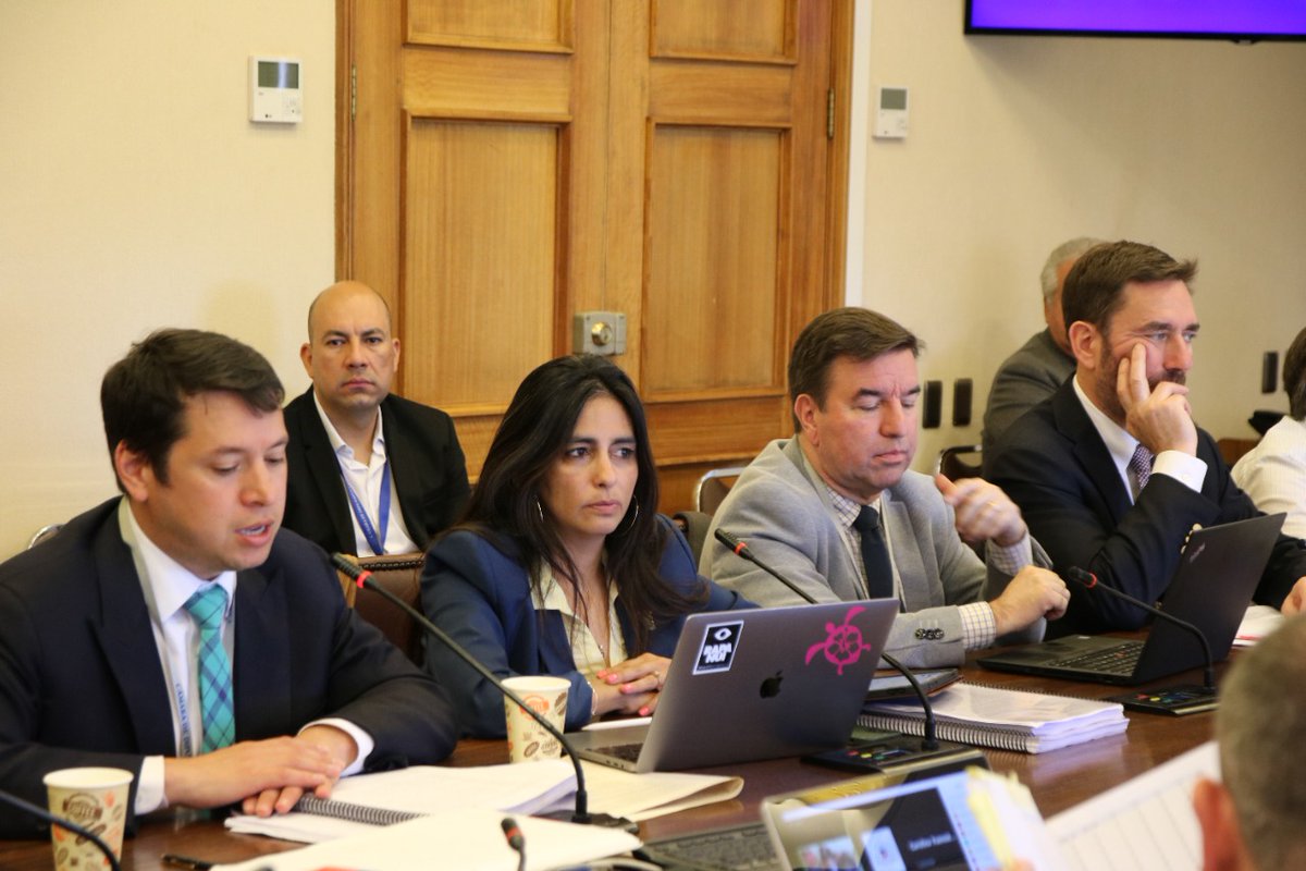 SubseHacienda's tweet photo. ⭕️Subsecretaria @clausanhueza junto al cocoordinador tributario Diego Riquelme, asiste a la Comisión de Hacienda de la @camara_cl, que vota cambios al régimen del impuesto a la renta. 
👉Sigue el debate en este link https://t.co/YOveZ9AezL https://t.co/2GLhIV8QKD
