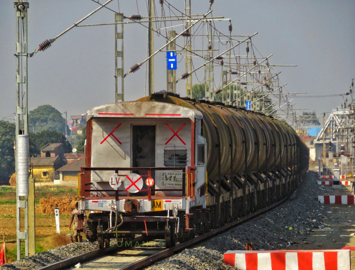 SomankoT's tweet photo. 4th line is now operational till CDAE in HBC. A BTPN load is proceeding towards BWN through the 4th Line. Loc :- BLAE. Date 16/12/2022.
@RailMinIndia @EasternRailway @drmhowrah @drmsdah #railpost #progressive #easternrailways #memorieswithrailways https://t.co/dRXpx1yVaD