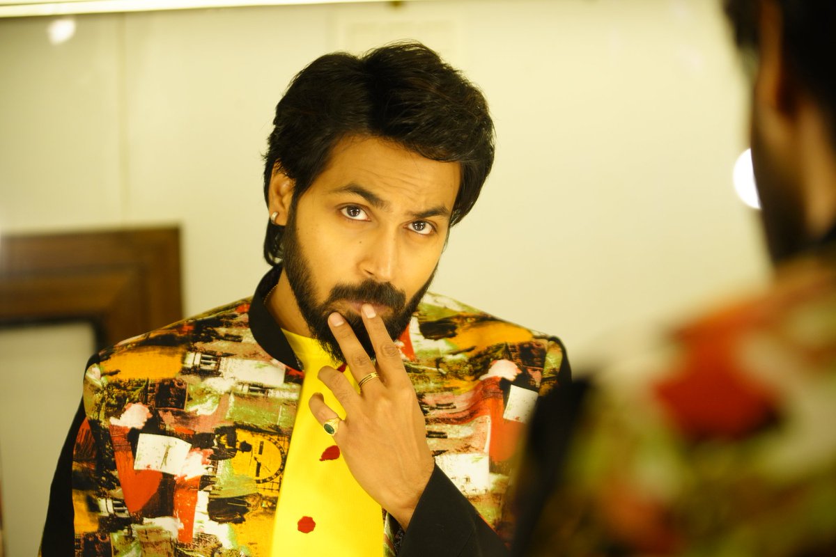 ActorMaanas's tweet photo. The holiday season’s here!
Mirror yourself and find your true-self deep within adorned with immense love ❤️ and kindness 🫂!
So what are your your plans this season?
Let me know in the comment box!
#MaanasNagulapalli #ActorMaanas #holidayseason #christmas22 https://t.co/kKkl7thYPf