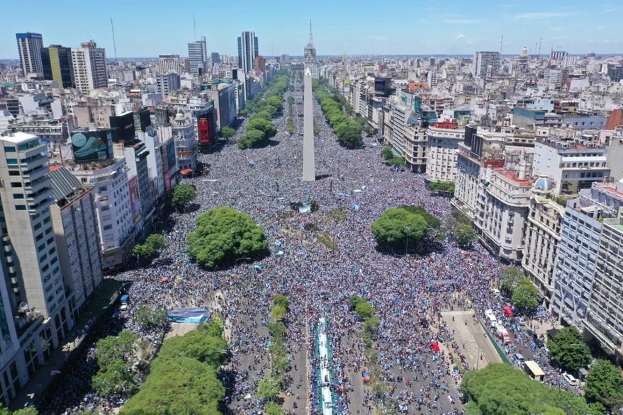 🇦🇷 Ayer, 5 millones de personas en #Argentina recibieron a los #campeones del mundo.

Si juntáramos a las personas que no tienen baño en Argentina, la foto sería similar. Sí, más de 6 #millones de personas no tienen baño 😣

sumate a cambiar esta realidad modulosanitario.org/donar/