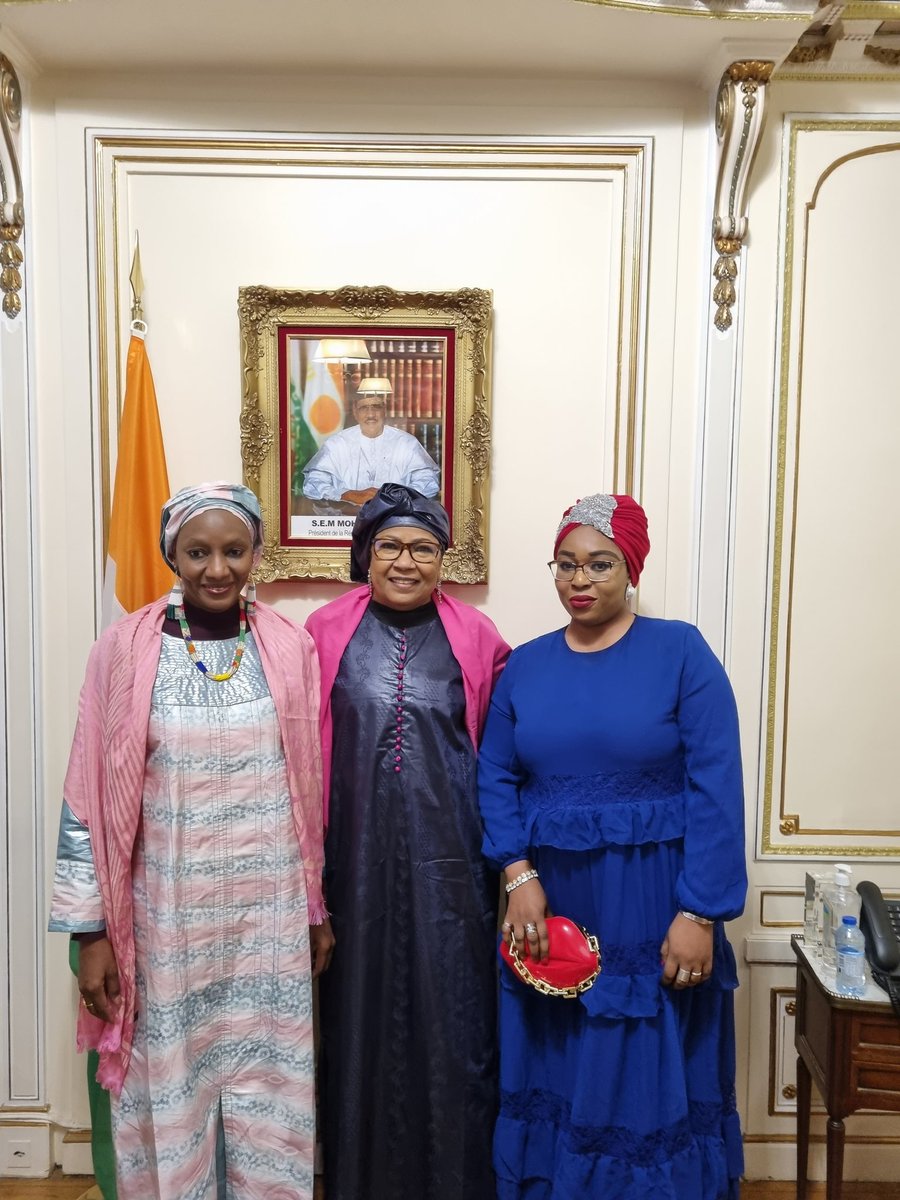 Au nom du Président de la République,  j'ai reçu et félicité Rayhanatou Altiné Samay PHD en neurosciences spécialité alzheimer et  Fatima Guiet Mati PHD en droit pharmaceutique, toutes deux ont brillamment soutenue en France et 1ères nigériennes dans leurs domaines.