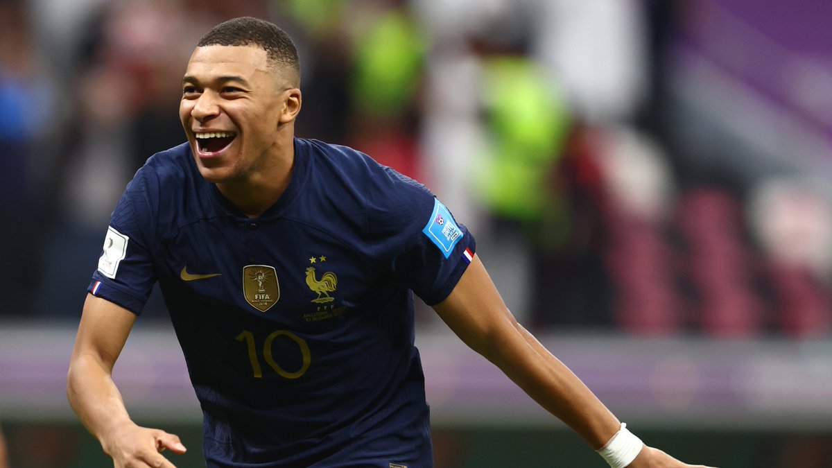 fifaworldcup_fr's tweet photo. Ils ont porté le n°🔟 à #Qatar2022 
Qui a le plus brillé? 💬

🇫🇷 Mbappé
🇨🇲Aboubakar
🇦🇷 Messi
🇭🇷 Modrić

Un autre? ✏ https://t.co/rC6arwrQnW