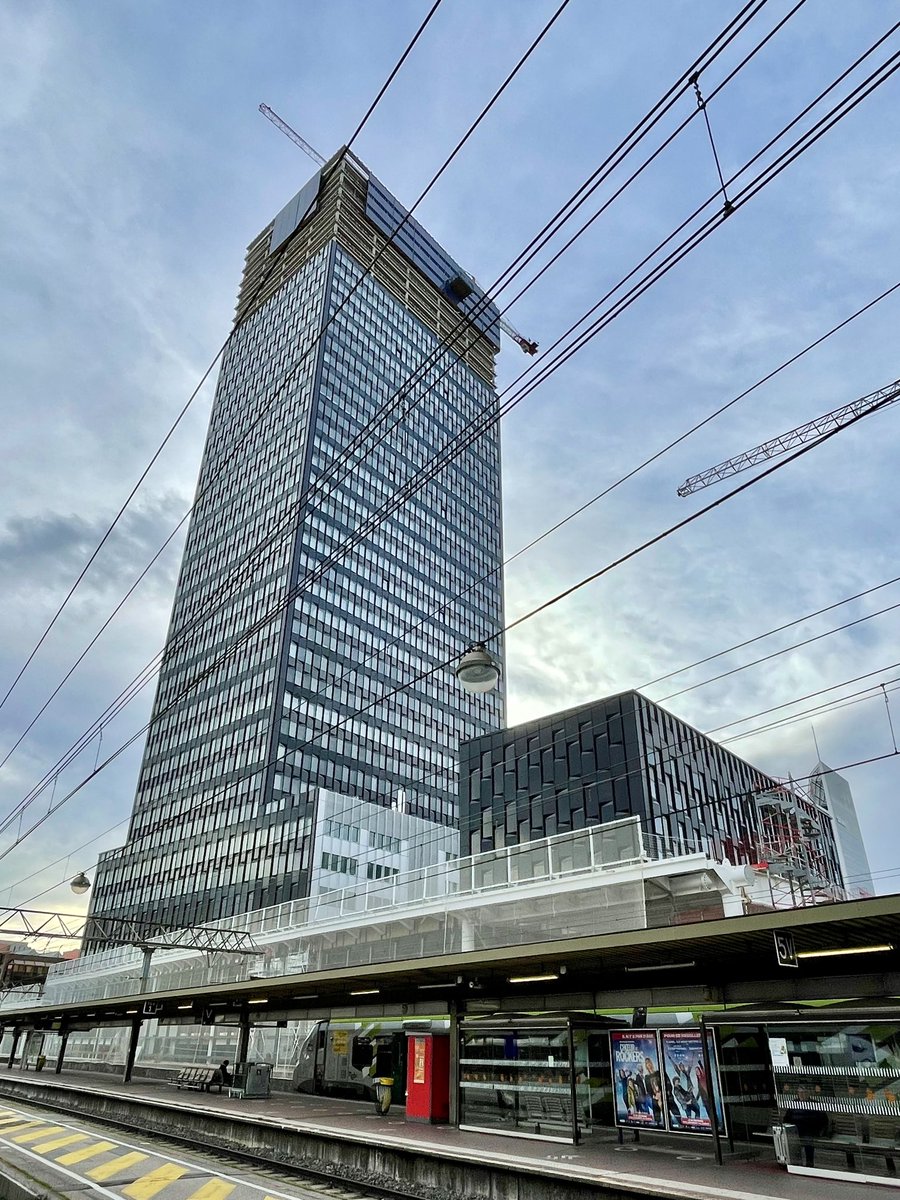 Depuis la #garedelapartdieu la tour #ToLyon bientôt coiffée! #PartDieu #Lyon #LyonPartDieu #vinciimmobilier #dpa_official #reinventonslapartdieu #gratteciel