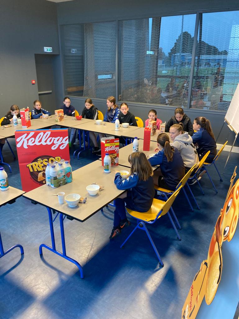 Petit déjeuner de championnes ce matin pour les féminines du club des Voltigeurs de Châteaubriant avec du #lait #JustedeLA 😍😁

#agriculture #produitslocaux