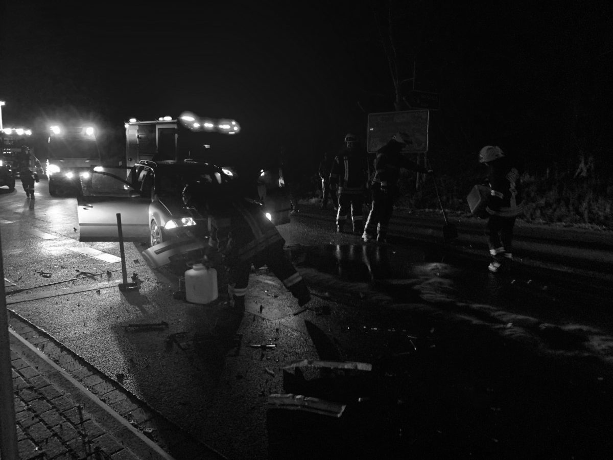 Ölaustritt nach #Verkehrsunfall 

Beitragslink: is.gd/qg8vMi

#EingeklemmtePerson #TechnischeHilfeleistung #Aktuelles #Einsätze