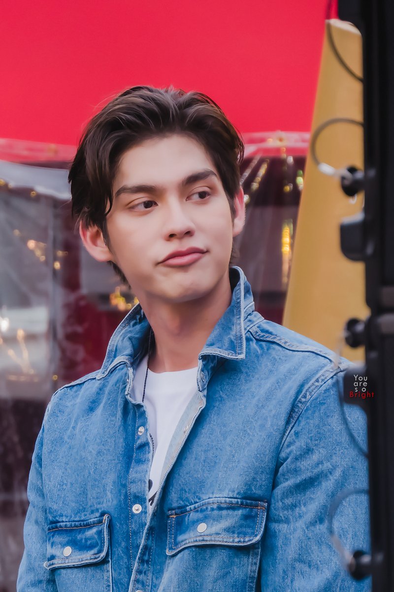 uAreSoBright's tweet photo. ตั้งแต่งานคีลส์เป็นต้นมา แฟนคลับไบร์ทก็สู้แดดเก่งงงง ทั้งบิ๊กเมา��ท่น งานรับปริญญา ฯลฯ ชาวไบร์ทคือต้นกระบองเพชรดีๆ นี่เอง Kiehl's X Bright #bbrightvc @bbrightvc https://t.co/V5VA6PNG7j