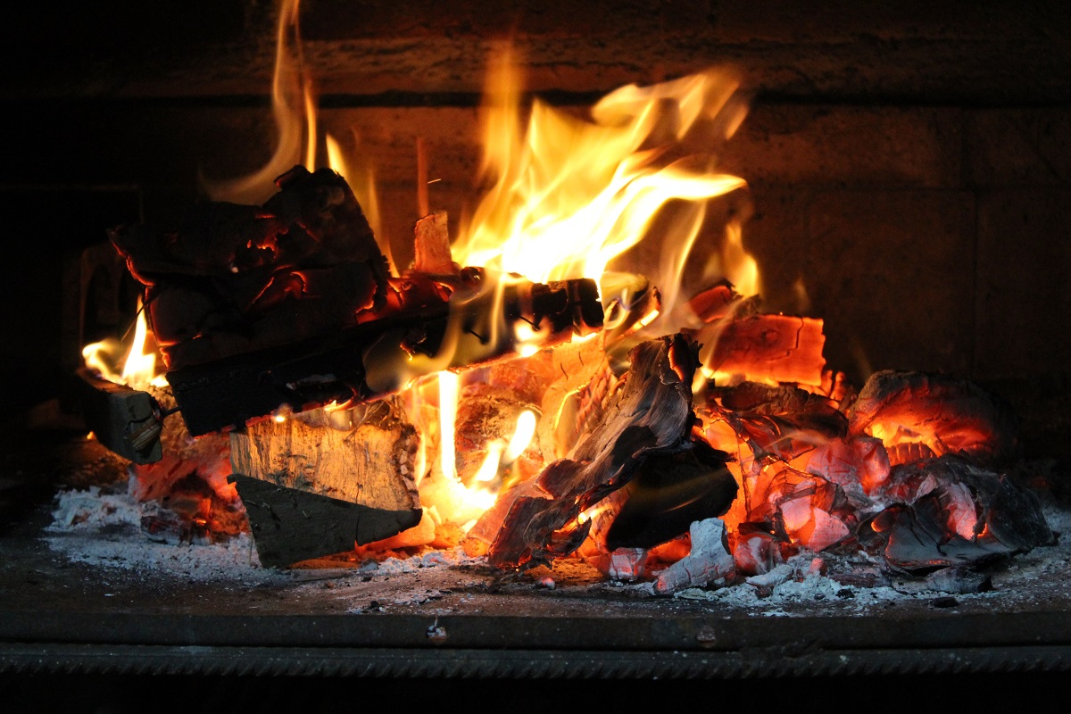 vipHomeLink's tweet image. Stack firewood away from your home, on concrete or a dry area, and with a waterproof cover. That'll keep it in peak condition for your fireplace. Also, before you bring the wood indoors, check it for bugs and other unwanted pests. #VHLtips #Wintertips #Fireplace