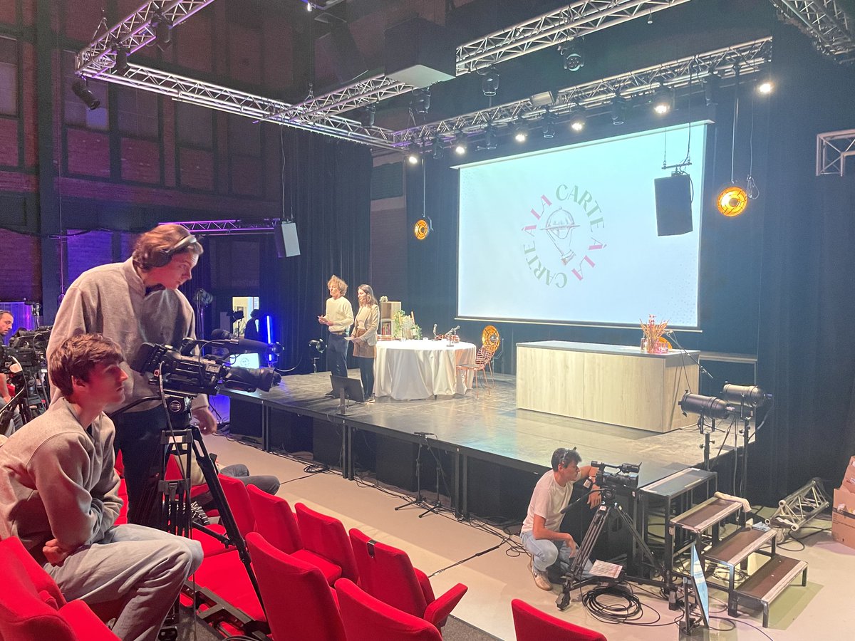 Peter Decroubele (@peterdecroubele) on Twitter photo Studenten <a href="/ArteveldeJOU/">Journalistiek Arteveldehogeschool</a> <a href="/ArteveldehsGent/">Arteveldehogeschool</a> maken een live televisieshow, 'A la carte', vanavond en morgen. Kijken kan vanaf 20 uur op youtube.com/watch?v=sgvu67… . Met gasten als <a href="/RegulaYsewijn/">Regula Ysewijn</a> <a href="/RudyCoddens/">Rudy Coddens</a> @SioenTheArtist . Studenten <a href="/ArteveldeJOU/">Journalistiek Arteveldehogeschool</a> <a href="/ArteveldehsGent/">Arteveldehogeschool</a> maken een live televisieshow, 'A la carte', vanavond en morgen. Kijken kan vanaf 20 uur op youtube.com/watch?v=sgvu67… . Met gasten als <a href="/RegulaYsewijn/">Regula Ysewijn</a> <a href="/RudyCoddens/">Rudy Coddens</a> @SioenTheArtist .