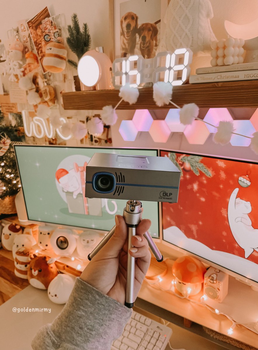 goldenmirmy's tweet photo. christmas gift alert 🔔❤️🎄
☁️thanks to @aaxatech for sending over their super cool smart mini P8 projector with DLP technology!
☁️thanks again @aaxatech 🥰 #AAXATech #MyAAXA https://t.co/7x03xKOBbd
