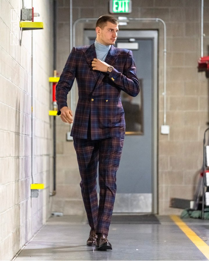 PasionBasketNBA's tweet photo. Nikola Jokic: "No me gusta cómo se visten los muchachos hoy en día en la NBA antes de los partidos. Parecen ridículos. Me gusta ir en traje y parecer un ejecutivo, significa que he venido aquí a hacer mi trabajo" https://t.co/RsWSSsVto3