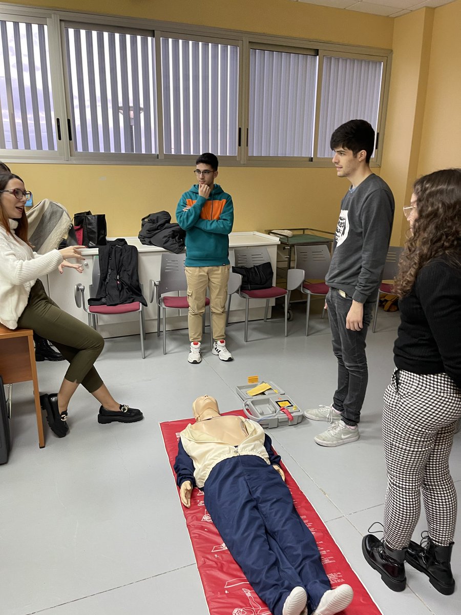 motoETSIUHU's tweet photo. Hola #Riders! El pasado jueves 15 el equipo asistió a un curso de 1º auxilios en @UHU_Enfermeria de la mano de María José y Cristina, profesoras de la facultad y Pablo, compañero del equipo! Gracias por ayudarnos y darnos vuestro tiempo! #MotoETSIUHU #Gracias https://t.co/9ciTpiOcA2