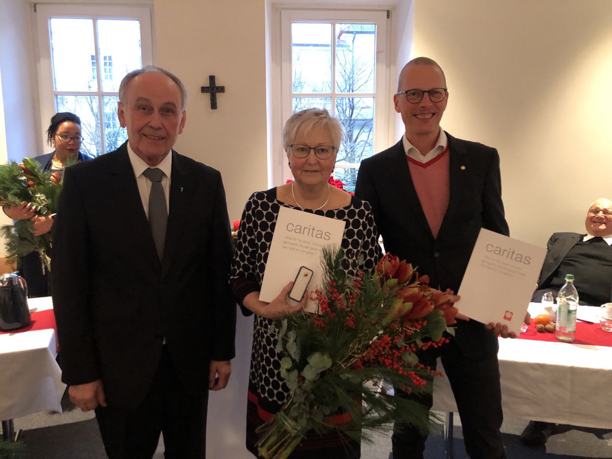 TobiUtters's tweet photo. Hilde Rainer-Münch und Michael Kroll haben heute von Landes-Caritasdirektor Bernhard Piendl das Ehrenzeichen in Gold für 25 Jahre in Diensten der ⁦@Caritas_web⁩ erhalten! Danke für euer Engagement! #NotSehenUndHandeln #DasMachenWirGemeinsam https://t.co/EUcT4ZUfgS