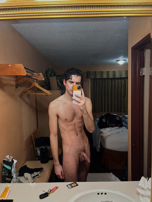 Crappy motels with good lighting is unfortunately my aesthetic https://t.co/innQeyqqB1