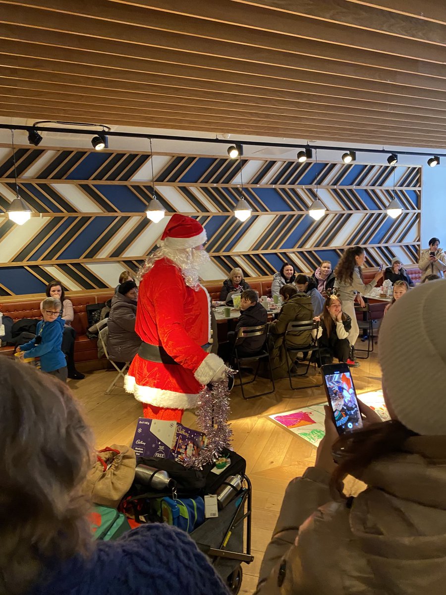 Izzy Knowles 🔶🇬🇧🇪🇺 🌎🕊️ (@gardensinboots) on Twitter photo Lovely morning <a href="/MoseleyHive/">Moseley Hive</a> drop in for our Ukrainian guests. Thank you @misfits_music for entertaining us, the children loved meeting our special guest! #moseleyforukraine Lovely morning <a href="/MoseleyHive/">Moseley Hive</a> drop in for our Ukrainian guests. Thank you @misfits_music for entertaining us, the children loved meeting our special guest! #moseleyforukraine
