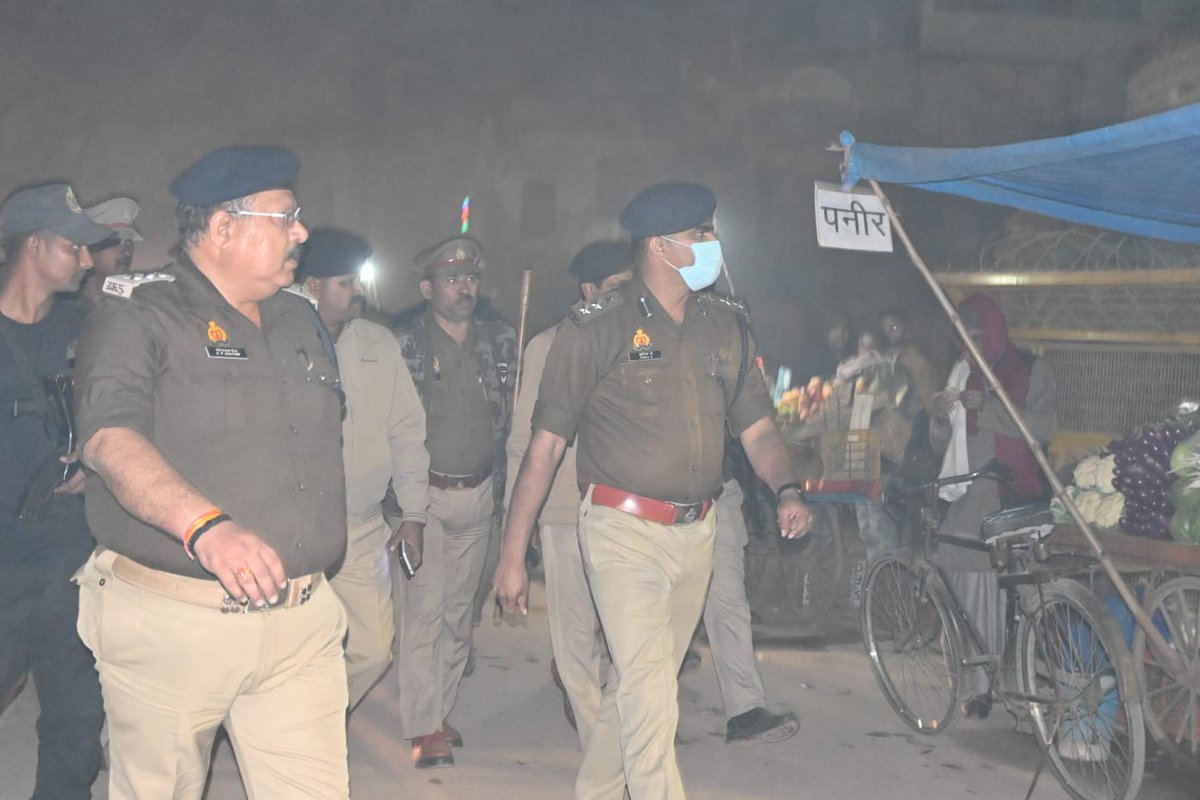 ayodhya_police's tweet photo. #SSPayodhya @IPSMUNIRAJ द्वारा शान्ति व कानून-व्यवस्था की दृष्टि से पुलिस बल के साथ थाना कोतवाली अयोध्या क्षेत्रान्तर्गत पैदल गश्त किया गया तथा सड़क पर सामान लगा कर अतिक्रमण करने वाले व्यक्तियों के विरूद्ध धारा 34 की कार्यवाही की गयी तथा भविष्य मे अतिक्रमण न करने की चेतावनी दी गय https://t.co/QTylS3nzga