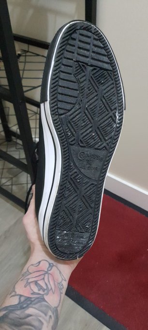 Besoin d'une bonne langue pour nettoyer ma converse https://t.co/h9HHoK1cCg
