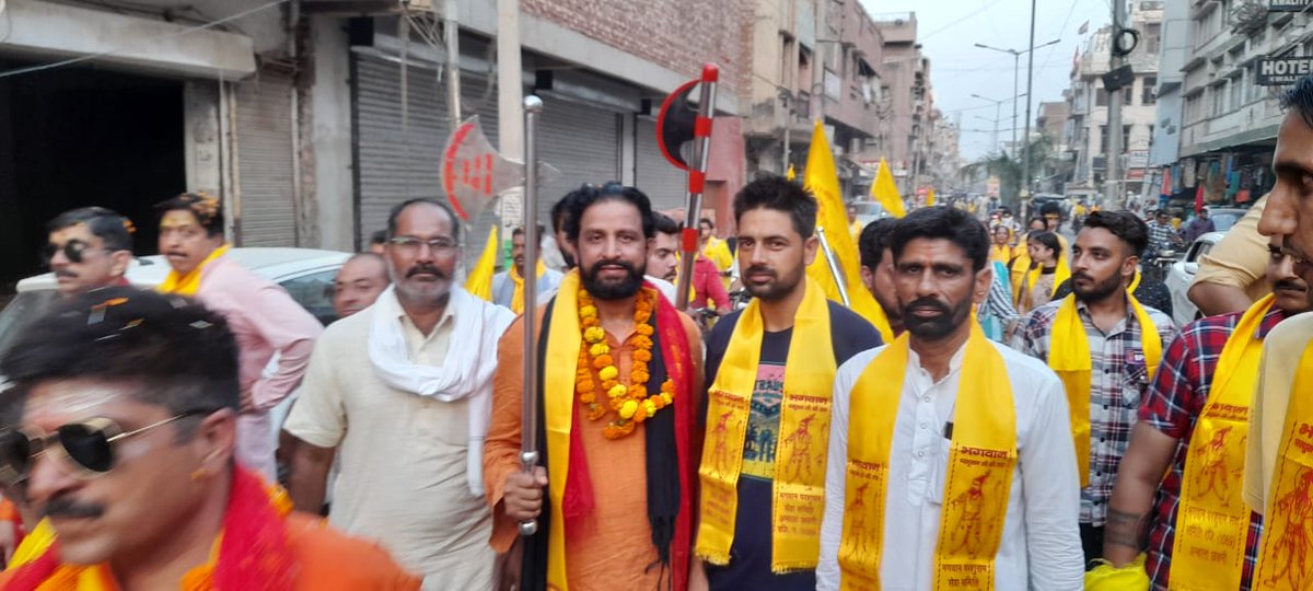 DhindsaHarjeet's tweet photo. अगर बेरोजगारों के हक़ की लड़ाई लड़ना गुनाह है तो @NaveenJaihind के साथ हम भी गुनहगार हैं। हमें भी गिरफ्तार करो बीजेपी सरकार। युवाओं की लड़े लड़ाई जयहिंद भाई जयहिंद भाई..

#मैं_भी_जयहिन्द
#IAmWithNaveenJaihind https://t.co/gh0ofTRGL7