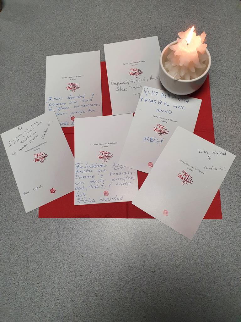 Olivia_Prez_'s tweet photo. Ayer esas mismas mujeres ya nos alegraron la Navidad a las personas voluntarias de #JereJere #AquíLateUnCorazón #DonaAmbCorPerNadal2022 https://t.co/0HpHO5mbrr