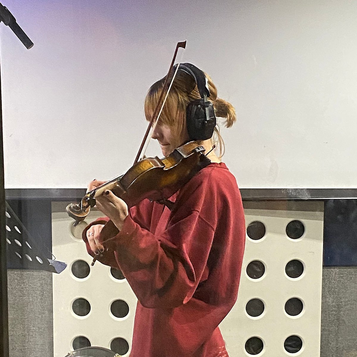 Quick "through the glass" shot of our #violin recording session for <a href="/threebirdsblind/">Three Birds Blind</a> last week!
🎻🎻🎻
Wonderful tones. Can't wait for you all to hear it!

Billy x