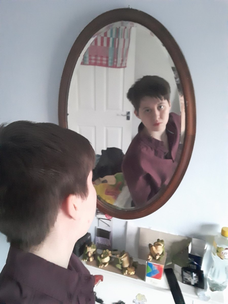 soapy_washer's tweet photo. My sister told me I look like a 80s game host https://t.co/k1fdbxcz05